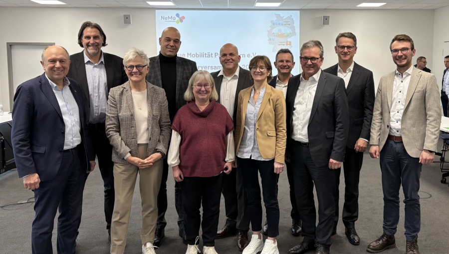 Erweiterter Vorstand und Beirat des Neue Mobilität Paderborn e. V. (von links): Stelvertretender Vorsitzender Christoph Rüther, Prof. Dr. Andreas Löschel, Prof. Dr. Barbara Lenz, Schriftführer Michael Heinemann, Schatzmeisterin Simone Probst, Roland Hüser, Ute Dülfer, Prof. Dr. Thomas Tröster, Michael Dreier, Dr. Carsten Linnemann und Geschäftsführer Jonathan Behm. Es fehlt Vorsitzender Andreas Speith. Erweiterter Vorstand und Beirat des Neue Mobilität Paderborn e. V. (von links): Stelvertretender Vorsitzender Christoph Rüther, Prof. Dr. Andreas Löschel, Prof. Dr. Barbara Lenz, Schriftführer Michael Heinemann, Schatzmeisterin Simone Probst, Roland Hüser, Ute Dülfer, Prof. Dr. Thomas Tröster, Michael Dreier, Dr. Carsten Linnemann und Geschäftsführer Jonathan Behm. Es fehlt Vorsitzender Andreas Speith.